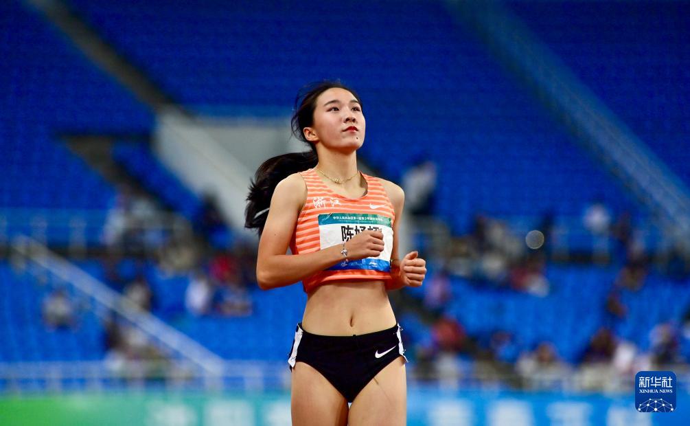 alt, 众挥手致意, img